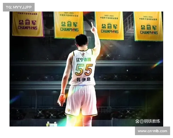 辽宁球迷主场高举助威横幅，致敬老将韩德君第15赛季